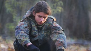 Sonbahar parkında bir çocuk yürüyor. Genç izci sonbaharda ormanı keşfeder.. 