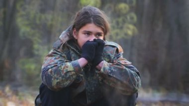 Sonbahar parkında bir çocuk yürüyor. Genç izci sonbaharda ormanı keşfeder.. 