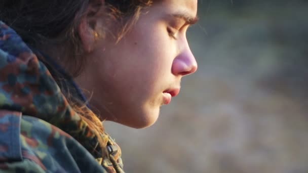 Niño Bebiendo Bosque Otoño Adolescente Scout Bebe Parque Para Paseo — Vídeos de Stock