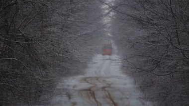 Otobüs kışın ormanda gezintiye çıkar. Okul otobüsü kış ormanlarında yol alıyor.. 