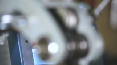 Transformatör üretimi için bir makine. Transformatörün ilk kurulumu. 