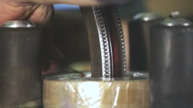 Bir uzmanın elleri trafonun üretim sürecini kontrol eder. Üretim sürecinde trafo bobini. 