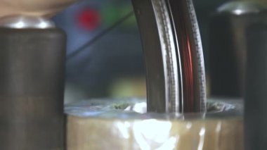 Bir uzmanın elleri trafonun üretim sürecini kontrol eder. Üretim sürecinde trafo bobini. 
