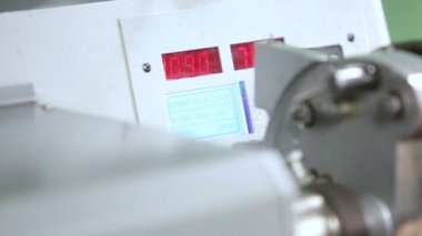 Bir uzmanın elleri trafonun üretim sürecini kontrol eder. Üretim sürecinde trafo bobini. 