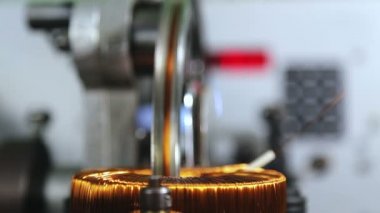 Transformatör üretimi için bir makine. Transformatörün ilk kurulumu. 