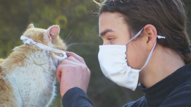 Teenager Junge Und Katze Einer Maske Vor Einem Virus Der — Stockvideo