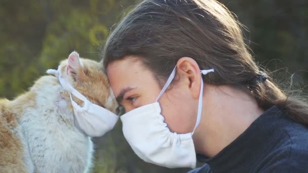 Teenager Junge Und Katze Einer Maske Vor Einem Virus Der — Stockvideo