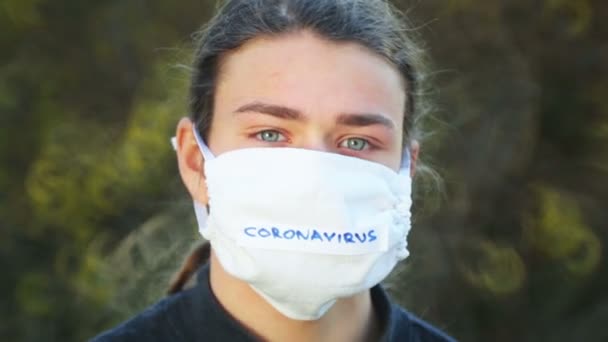 Tiener Jongen Een Beschermend Masker Tegen Virussen — Stockvideo