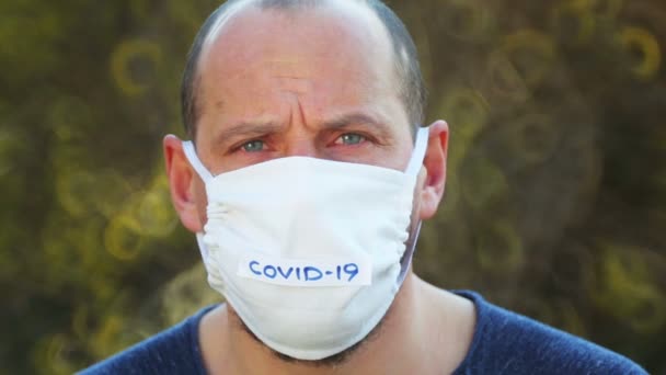 Porträtt Man Mask Från Virus Man Med Skyddande Medicinsk Mask — Stockvideo