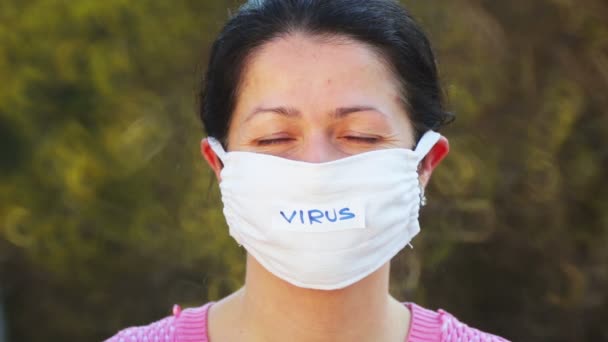 Porträtt Kvinna Mask Från Ett Virus Flicka Medicinsk Mask — Stockvideo