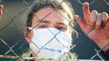 Karantina altındaki çocuk toplumdan izole edilmiş. Ağın arkasında izole edilmiş hasta bir gencin portresi.. 