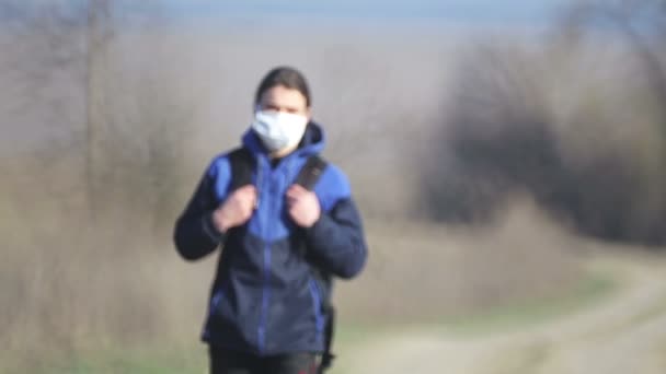 Adolescente Caminha Natureza Com Uma Máscara Depois Quarentena Retrato Adolescente — Vídeo de Stock