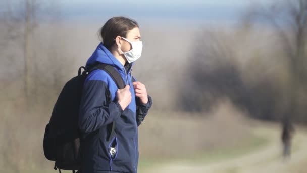 Мальчик Подросток Ходит Природе Маске После Карантина Портрет Подростка Медицинской — стоковое видео