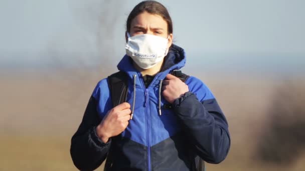 Een Tiener Loopt Natuur Met Een Masker Quarantaine Portret Van — Stockvideo