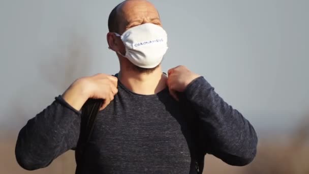 Porträtt Man Mask Mot Virus Naturen Man Medicinsk Mask Parken — Stockvideo