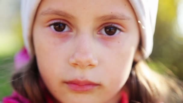 Malá Holčička Podívá Kamery Přikryje Dlaní Portrét Dívky Dívající Objektivu — Stock video