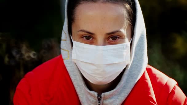 Porträt Eines Mädchens Einer Maske Aus Viren Auf Die Natur — Stockvideo