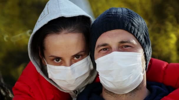 Ung Familj Parken Medicinska Masker Porträtt Ung Man Och Kvinna — Stockvideo