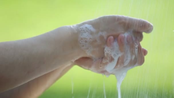 Γυναίκα Πλένει Χέρια Σαπούνι Εξωτερικούς Χώρους Χέρια Ενός Κοριτσιού Κοντινό — Αρχείο Βίντεο