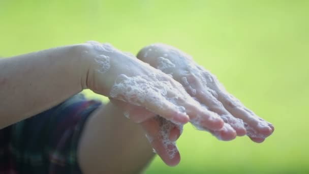 Vrouw Wast Handen Met Zeep Buiten Handen Van Een Meisje — Stockvideo