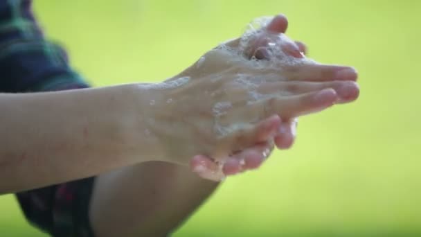 Frau Wäscht Sich Draußen Die Hände Mit Seife Hände Eines — Stockvideo