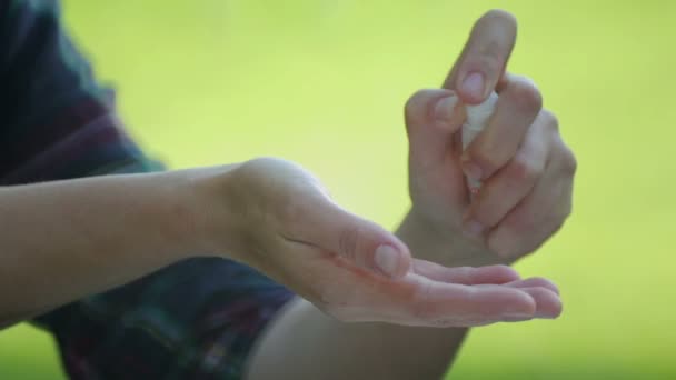 Vrouwelijke Handen Besproeien Met Een Ontsmettingsmiddel Handdesinfectie Met Een Antibacteriële — Stockvideo