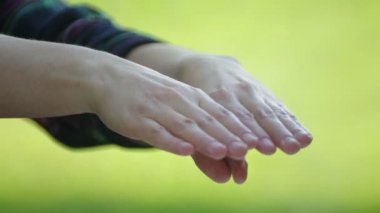 Kadın ellerine antiseptik sıkarak. Antibakteriyel foseptik tankıyla el dezenfeksiyonu. 