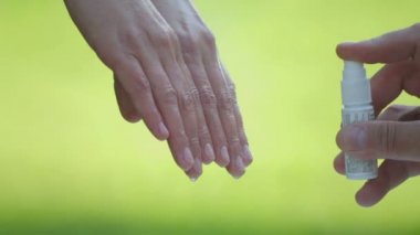 Kadın ellerine antiseptik sıkarak. Antibakteriyel foseptik tankıyla el dezenfeksiyonu. 