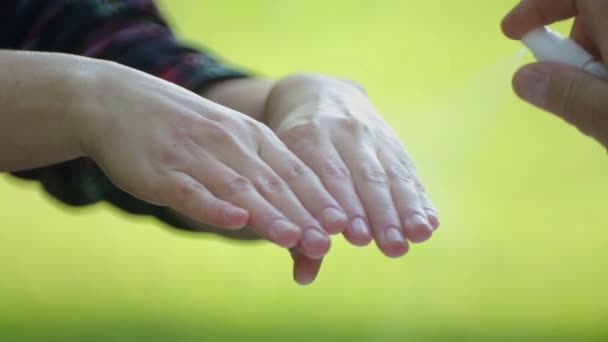 Ψεκάζουν Γυναικεία Χέρια Αντισηπτικό Απολύμανση Χεριών Αντισηπτικό Δοχείο — Αρχείο Βίντεο