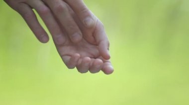 Erkek ve dişi el bir arada. Erkek eli bir kadına sarılır.. 