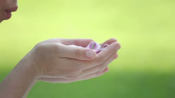 Mains féminines avec pétales de pivoine. Gros plan mains avec pétales de fleurs . 