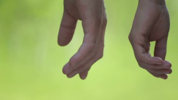 Man Vrouw Hand Bij Elkaar Mannelijke Hand Knuffelt Een Vrouwelijke — Stockvideo