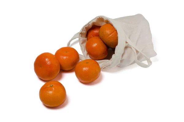 Mandarini in sacco di lino isolato su sfondo bianco — Foto Stock