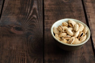 Fındıklı badem. Ahşap arkaplan.