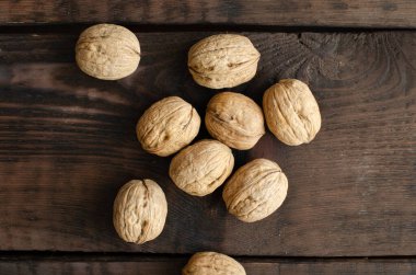 Ahşap arka planda kabuklu ceviz. Üst görünüm