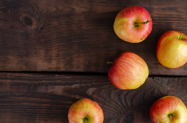 Manzanas Ecológicas Sobre Fondo Madera Marrón Fotos de stock libres de derechos