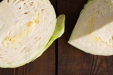 Ahşap arka planda lahana kes. Üst görünüm.