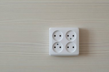 Işık duvarı arka planında elektrik prizi soketi