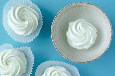 Mavi arka planda şekerlemeler. Üst Manzara. Zephyr.