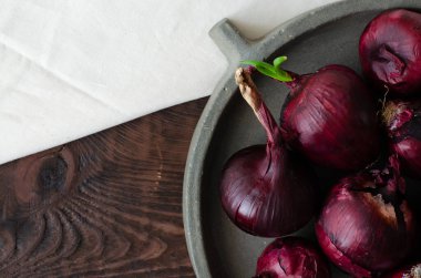 Ahşap zemin üzerinde kırmızı soğan ve fotokopi alanı. Tarım geçmişi. Kırmızı soğan. Üst görünüm