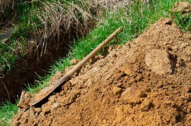 Yuvarlak uçlu kürekle çukur ve toprak yığını. Toprak Çalışması