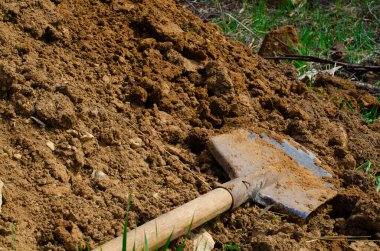 Toprak ve yuvarlak uçlu kürek yığını. Toprak Çalışması