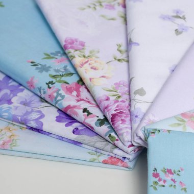 Ahşap masa ev işi ve nesneleri co üzerinde renkli elbise yığını