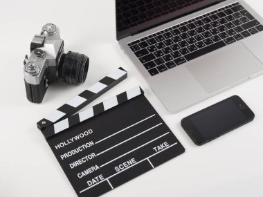 Fotoğraf makinesi ile dizüstü bilgisayar ve cep telefonu ve üzerinde izole Klaket film 