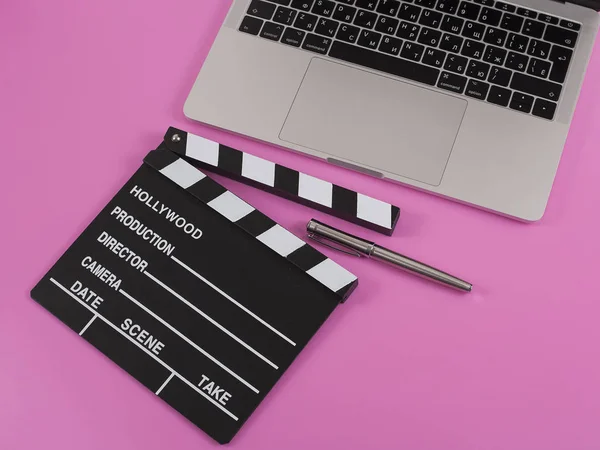 Escritório de beleza com notebook laptop e caneta em rosa pastel b — Fotografia de Stock