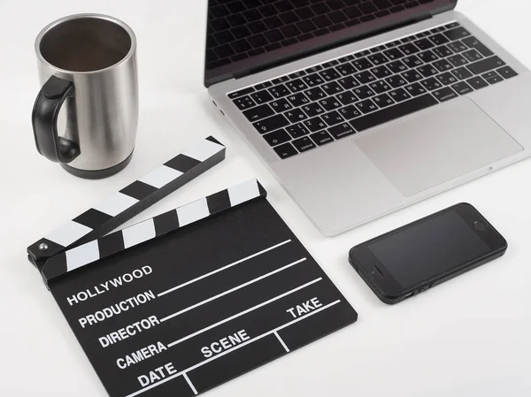 Blick von oben auf weißen Schreibtisch mit Laptop-Smartphone — Stockfoto