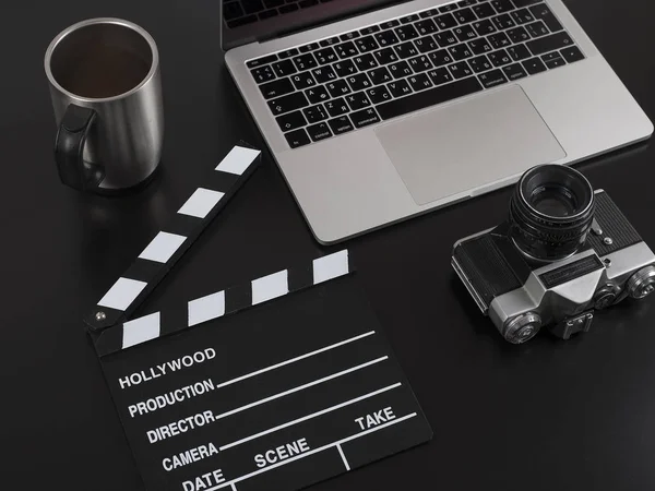 Kamera mit Laptop und Handy und Klappfolie isoliert auf — Stockfoto