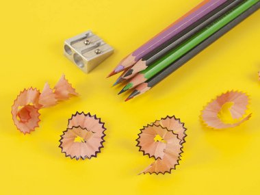 bazı renkli kalemler farklı renkler ve kalemtıraş 