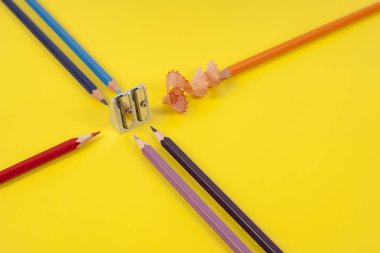 bazı renkli kalemler farklı renkler ve kalemtıraş 