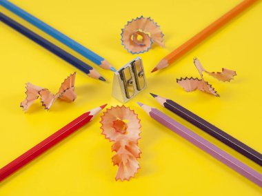 bazı renkli kalemler farklı renkler ve kalemtıraş 